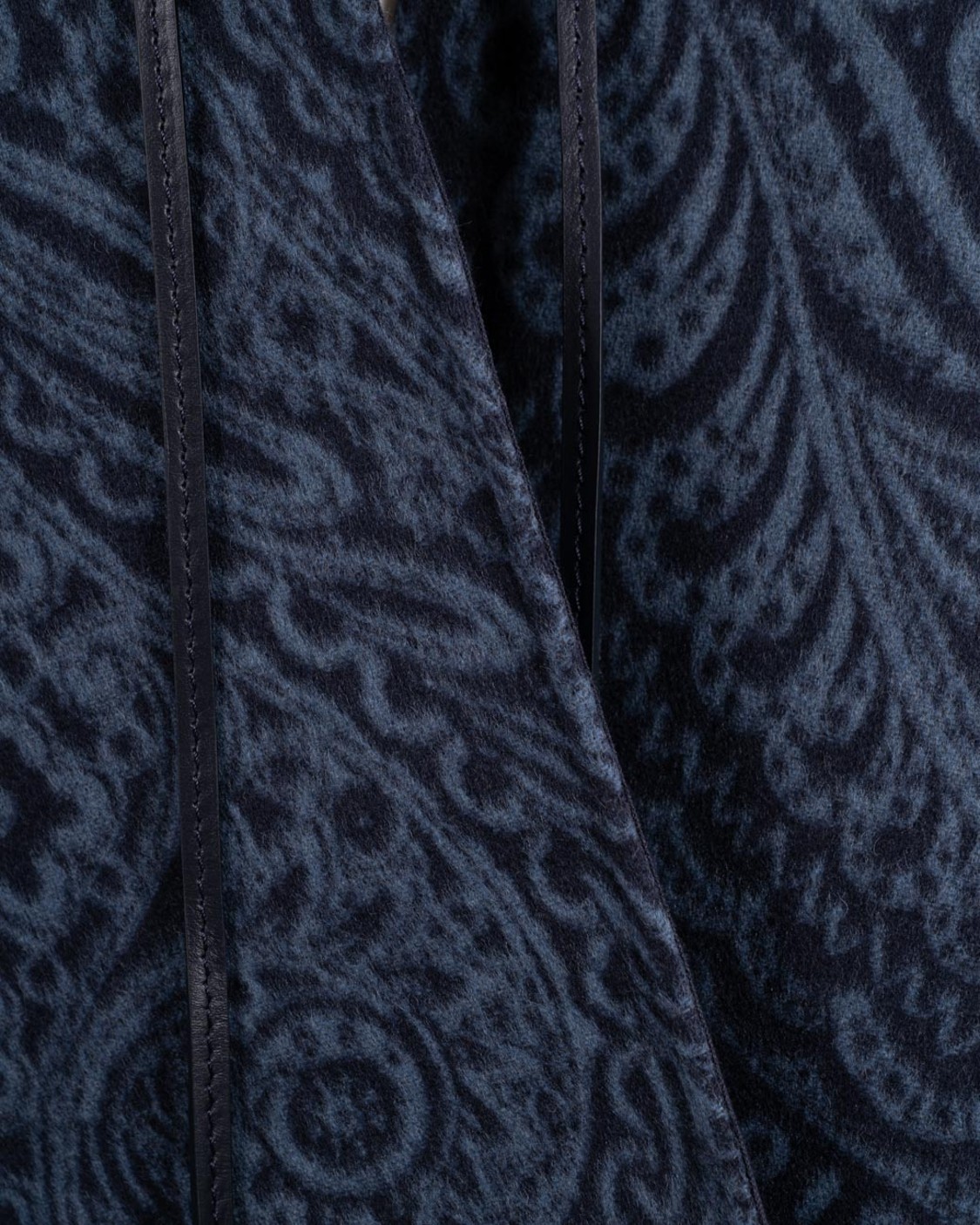 shop ETRO  Mantella: Etro mantella in lana e cashmere jacquard.
Mantella realizzata in panno double di lana misto cashmere con motivo Paisley jacquard. 
Chiusura con laccio completato da due nappine al fondo.
Composizione: 92% lana, 7% cashmere, 1% poliammide.
Made in Italy. WRBD0012 99TJB37-S9883 number 8378878